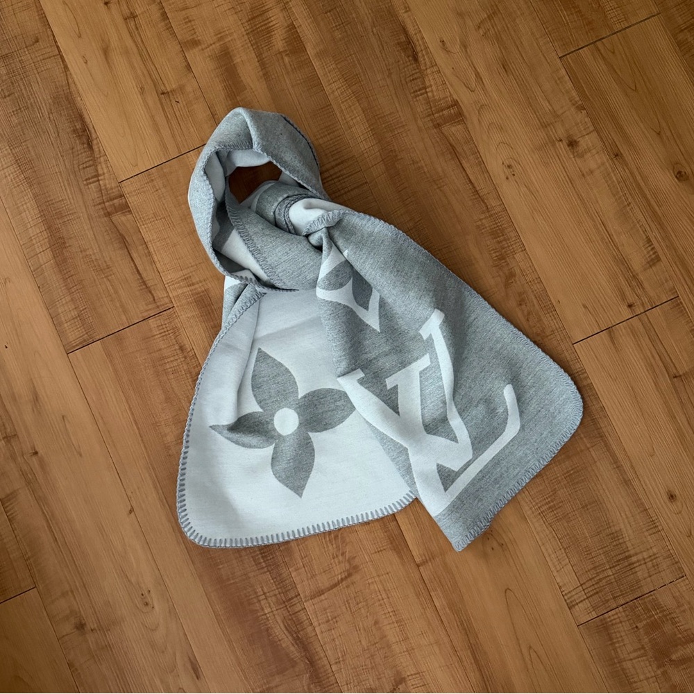 Beautiful Reversible Super Soft Louis Vuitton Monogram Wrap Shawl Scarf